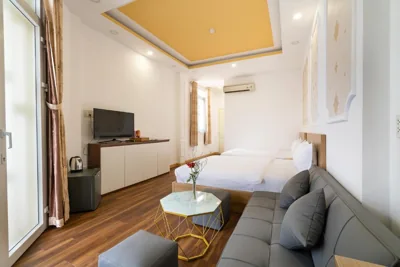 Vierbettzimmer mit Balkon — Rocky Hotel Ho Chi Minh